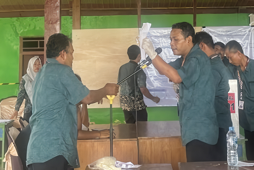 REKAPITULASI SUARA: Panitia merekap surat suara Pilkades PAW Desa Jawik, Kecamatan Tambakrejo.