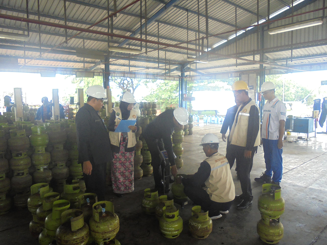 PANTAU KE LAPANGAN: Petugas Dindagkop UKM Blora melakukan sidak ke sejumlah agen LPG jelang Ramadan.
