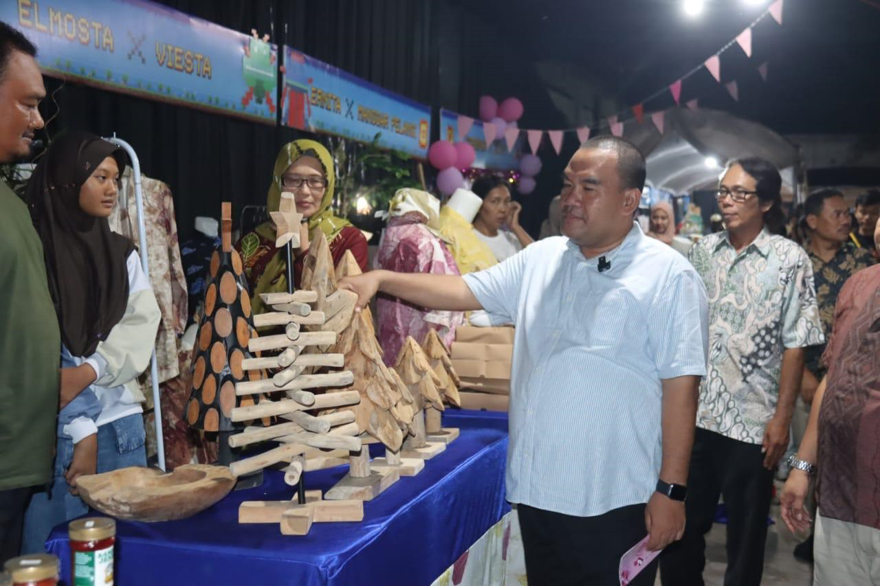 EKONOMI: Bupati Blora Arief Rohman saat melihat aneka produk UMKM di Ekraf Festival November 2025 lalu.