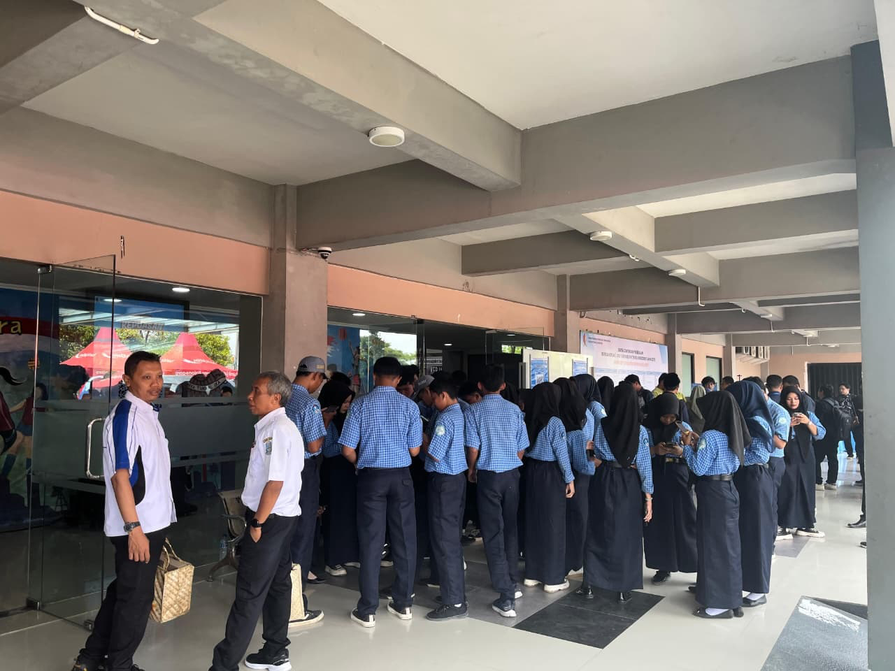 BURSA KERJA: Para siswa tampak sedang berburu lowongan pekerjaan di Job Fair yang diadakan di GOR Utama Bojonegoro pada November 2025.
