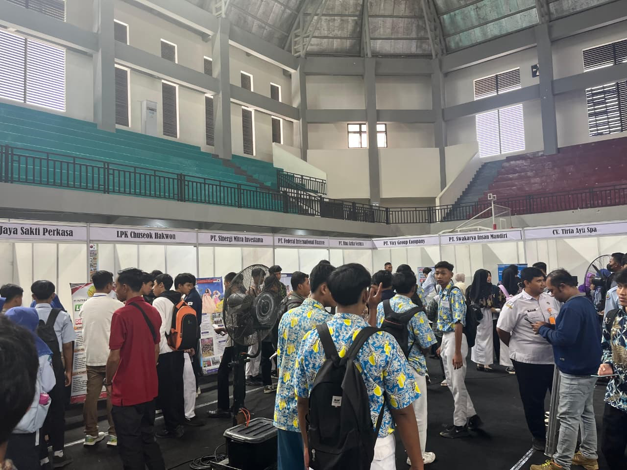 BURSA KERJA: Para siswa tampak sedang berburu lowongan pekerjaan di Job Fair yang diadakan di GOR Utama Bojonegoro pada November 2025.