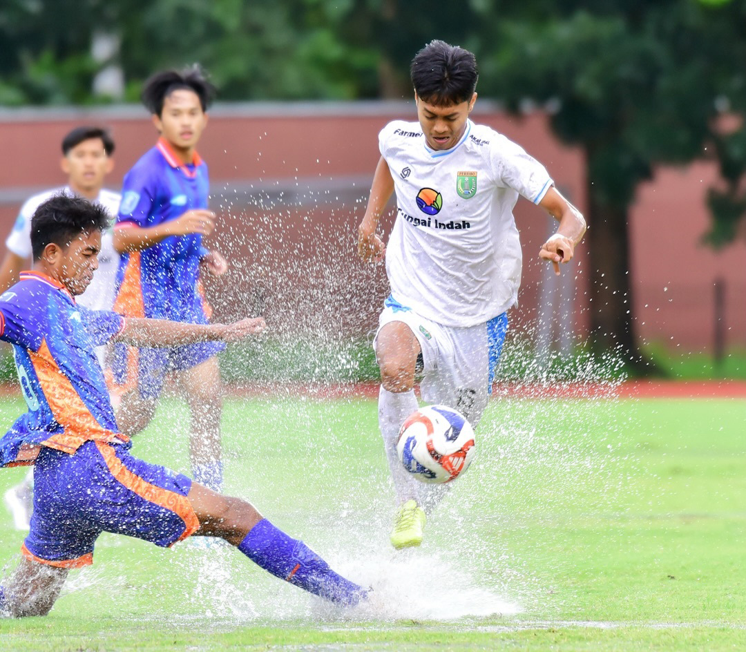 EKS PERSIBO: Ananda Dhea (kanan) bersama empat eks pemain Persibo pilih lanjutkan karir di klub Liga 2 Championship, Sriwijaya FC