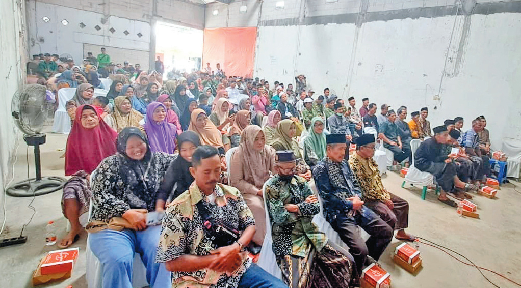 PENUH: Simpatisan dan sahabat Umar sesaki gudang tempat Umar menggelar reses. Umar tegaskan usulan kali ini bakal menjadi bahan untuk pembahasan program tahun depan.