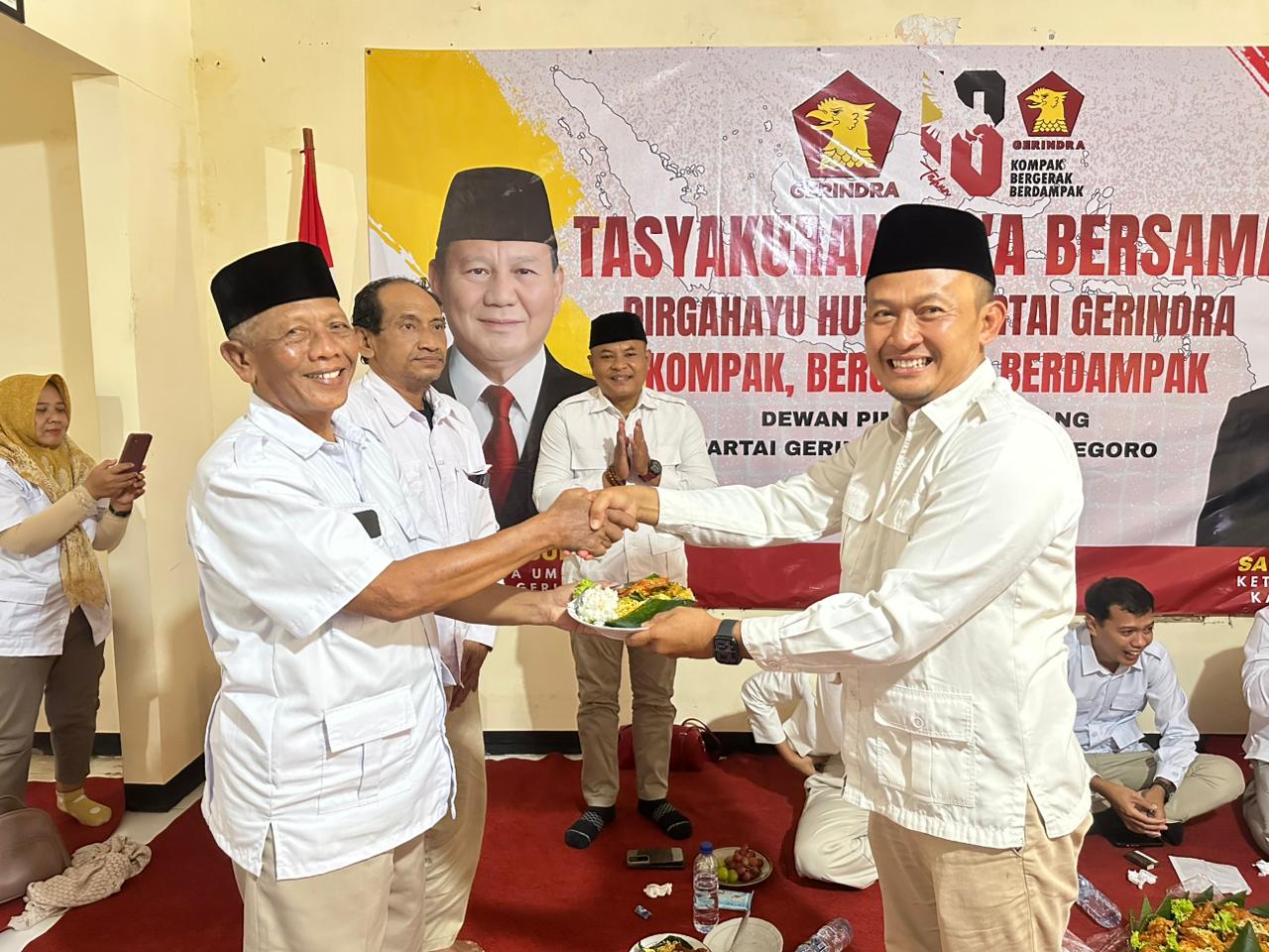 SANTUNAN : Ketua DPC Gerindra Bojonegoro Sahudi saat acara HUT di DPC Bojonegoro Jumat lalu (6/2).