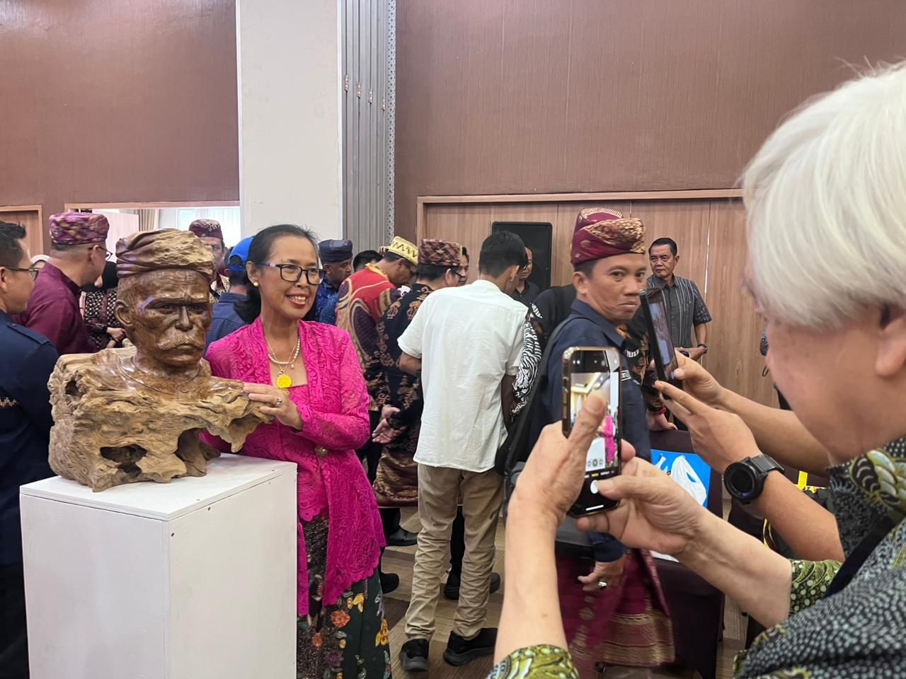 MENARIK PERHATIAN: Para Peserta Dialog Anugerah HPN Berswafoto dengan pahatan patung Samin dan Tirto karya seniman asal Blora di Hotel Horison UPI, Serang, Banten, kemarin (9/2).