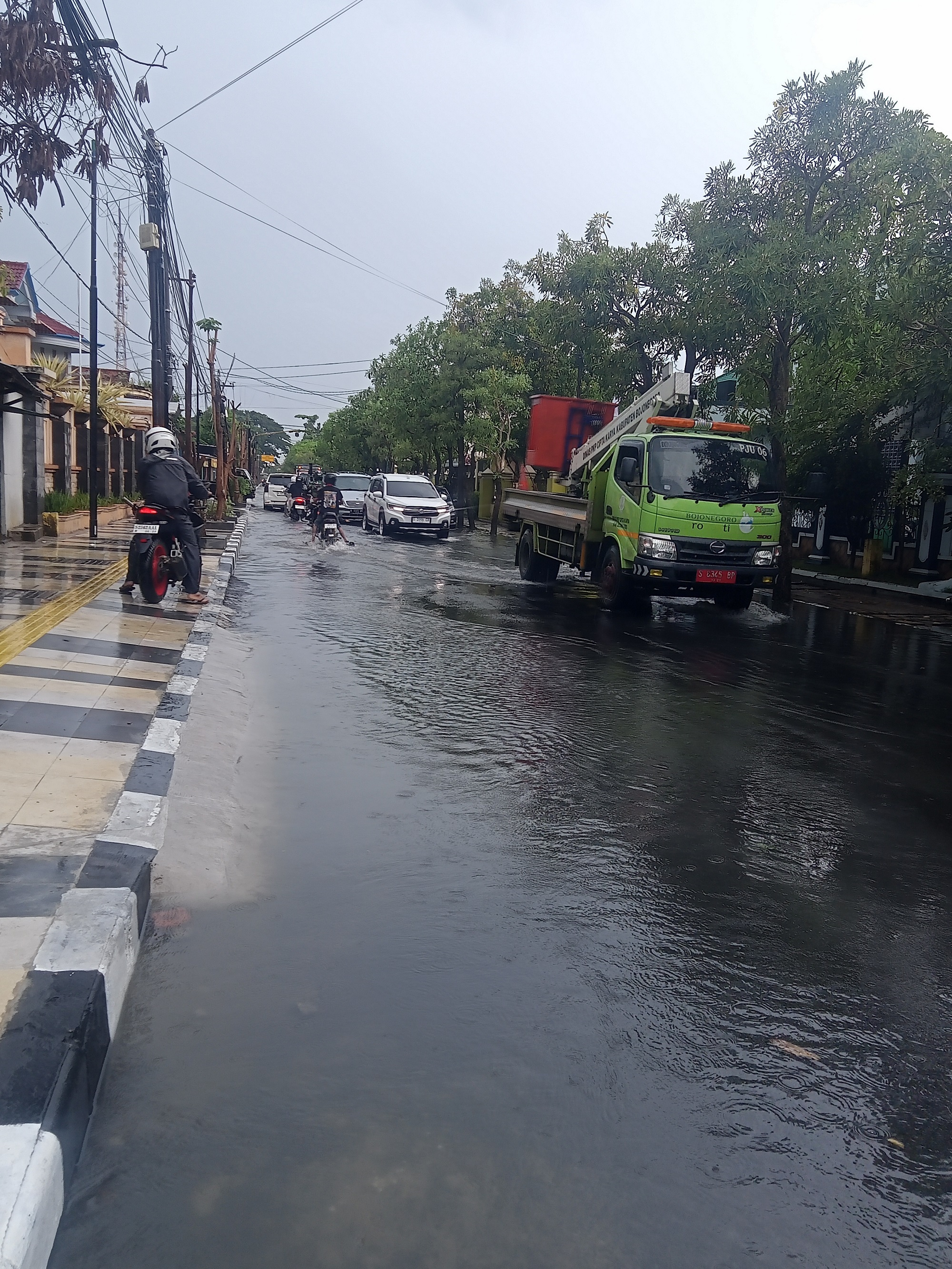 LANGGANAN: Air hujan menggenangi Jalan Pattimura. Tepatnya di depan Kantor  Disdik Bojonegoro hingga Kelurahan Sumbang.