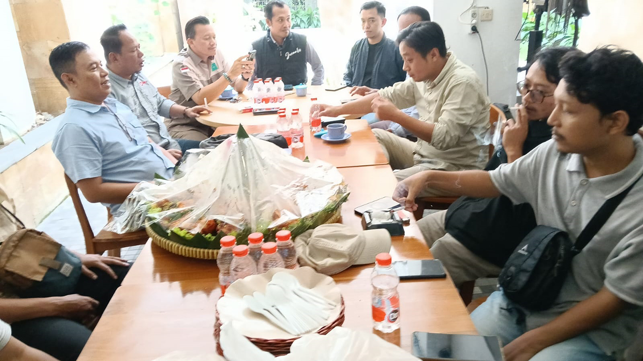 DISKUSI: Direktur BUMD saat diskusi dengan jurnalis kemarin
