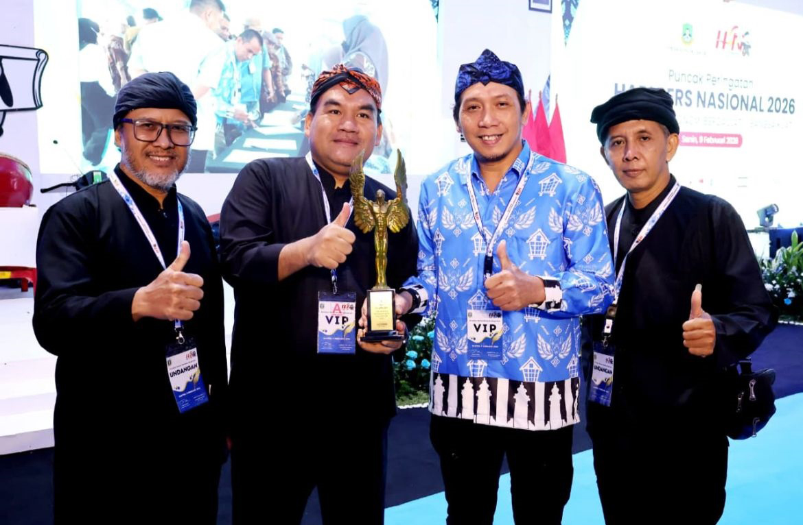 INSPIRATIF: Bupati Blora Arief Rohman menerima penghargaan trofi Anugerah Kebudayaan dari PWI Pusat saat Hari Pers Nasional, Senin (9/2).
