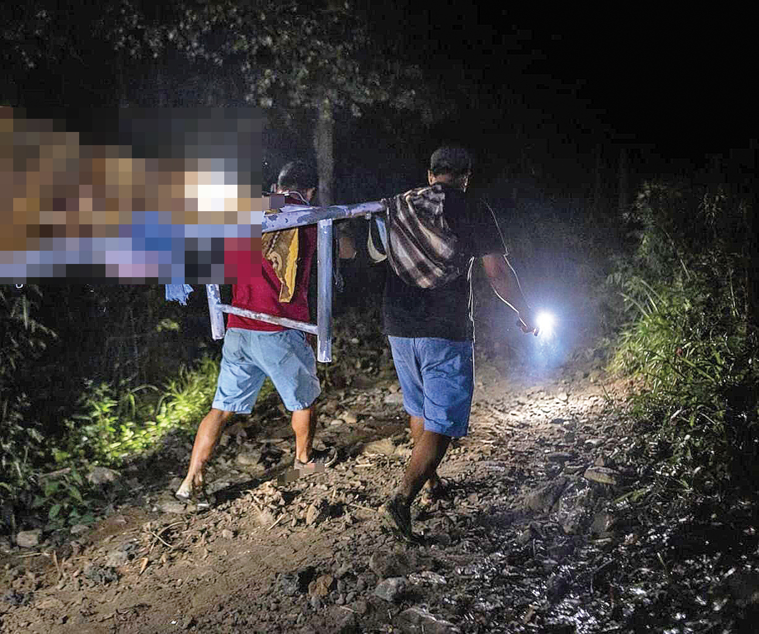 DITANDU: Warga Desa Meduri meninggal dunia dari berobat di rumah sakit menuju kediamannya, terpaksa ditandu dengan jalan gelap dan becek.