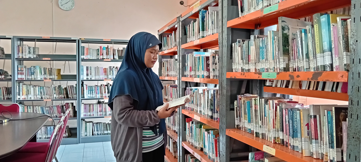 MEMBACA: Pengunjung perpustakaan saat memilih buku untuk menambah pengetahuan. Pepusda tahun ini akan melakukan pengadaan buku.