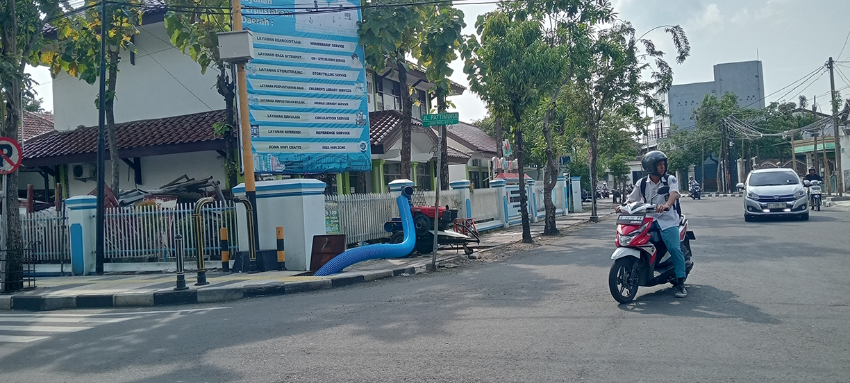 PENANGANAN SEMENTARA: Pemasangan pompa untuk menyedot genangan air di Jalan Pattimura hanya untuk solusi sementara.