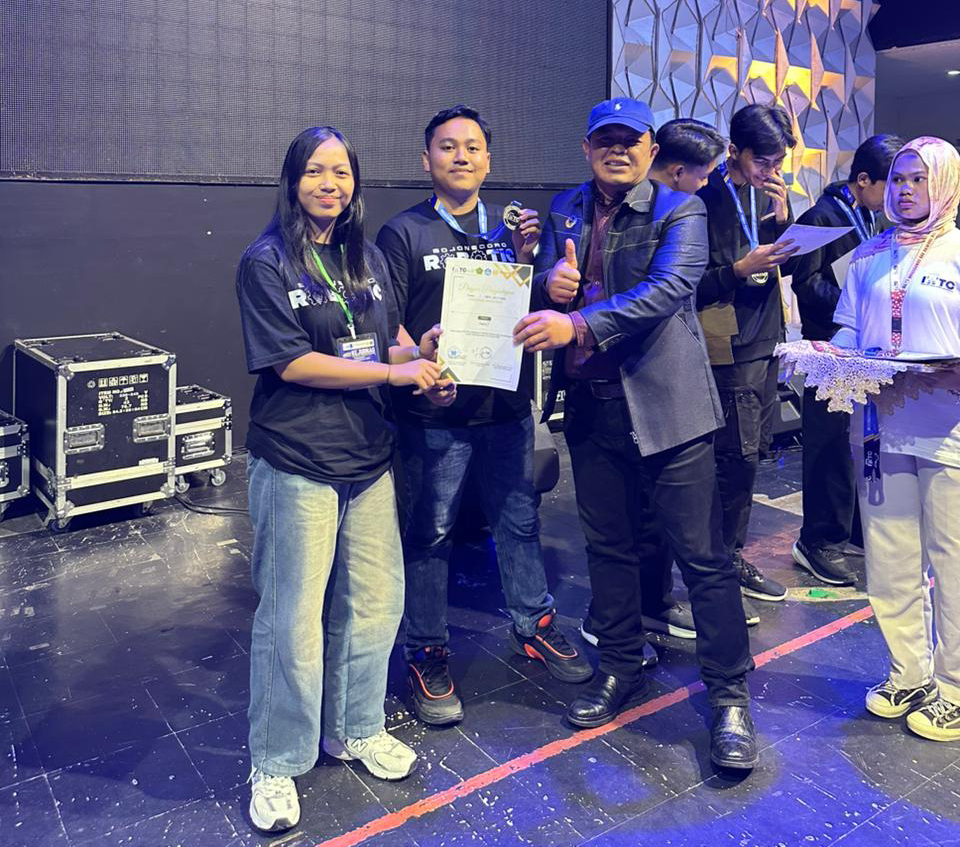 HARUMKAN BOJONEGORO: Tim Bojonegoro Robotika berhasil meraih juara di IRTC Nasional.