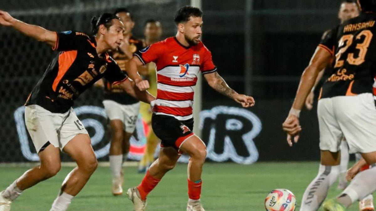 BRI SUPER LEAGUE: Persis Solo vs Madura United FC.