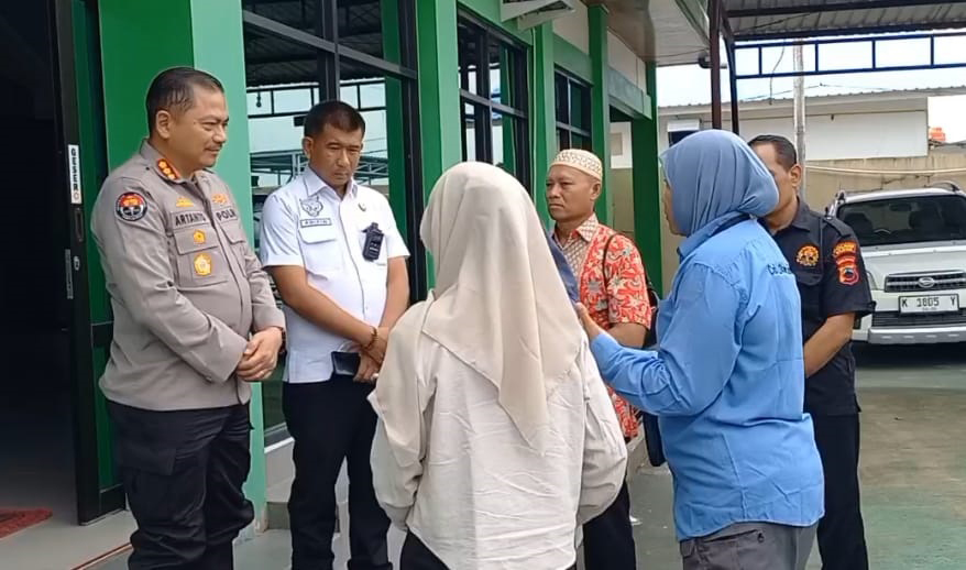 PROSES HUKUM BERLANJUT: Kabid Humas Polda Jateng Kombes Pol Artanto saat menemui pemilik kucing yang ditendang di Blora. 