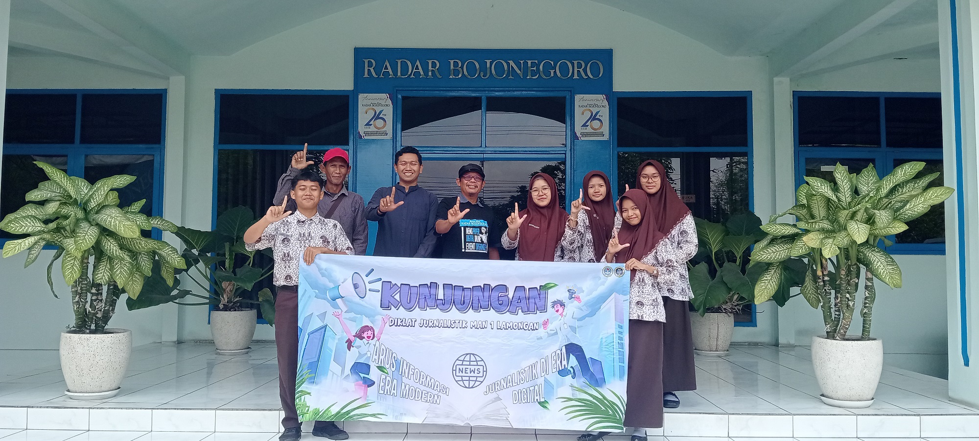 KUNJUNGAN REDAKSI: Tim ekstrakurikuler jurnalistik MAN 1 Lamongan berkunjung di kantor Jawa Pos Radar Bojonegoro.