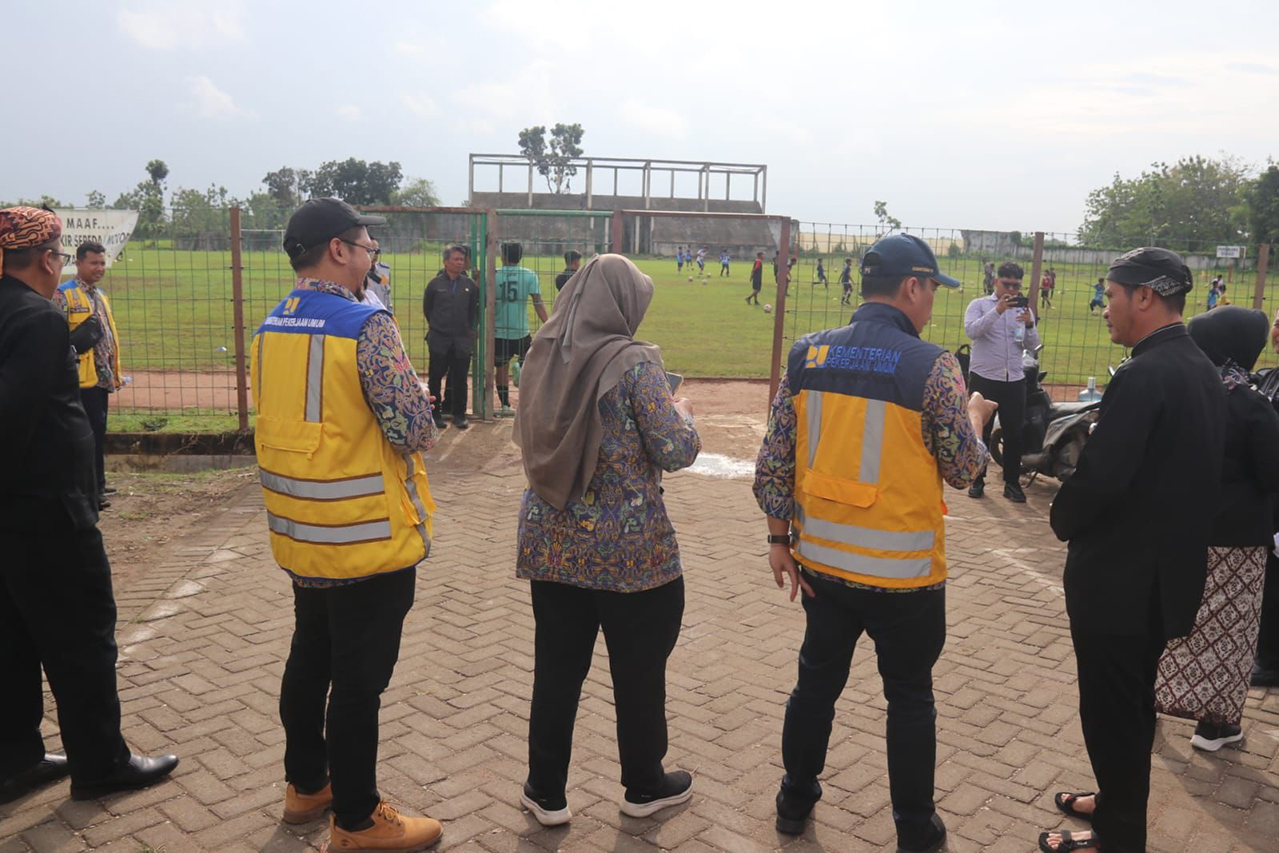 TINJAU LANGSUNG: Tim dari Ditjen Prasarana Strategis Kementerian Pekerjaan Umum (PU) saat meninjau lokasi yang rencananya bakal dibangun stadion skala liga.