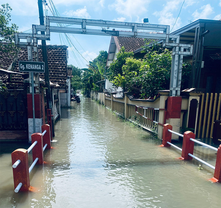 BANJIR SEHARI: Jalan di permukiman warga Kalianyar saat banjir Rabu (11/2), BPBD pastikan kemarin (12/2) sudah surut.