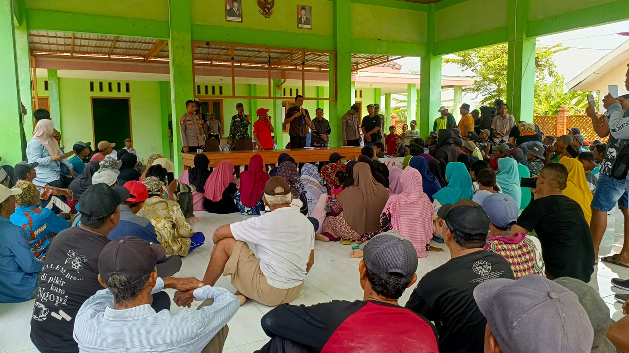 MENAGIH JANJI: Warga mengepung Balai Desa Bandungrejo, Kecamatan Ngasem untuk menagih janji BPD agar segera mengisi kekosongan kepala desa. Namun, BPD tak menemui warga.