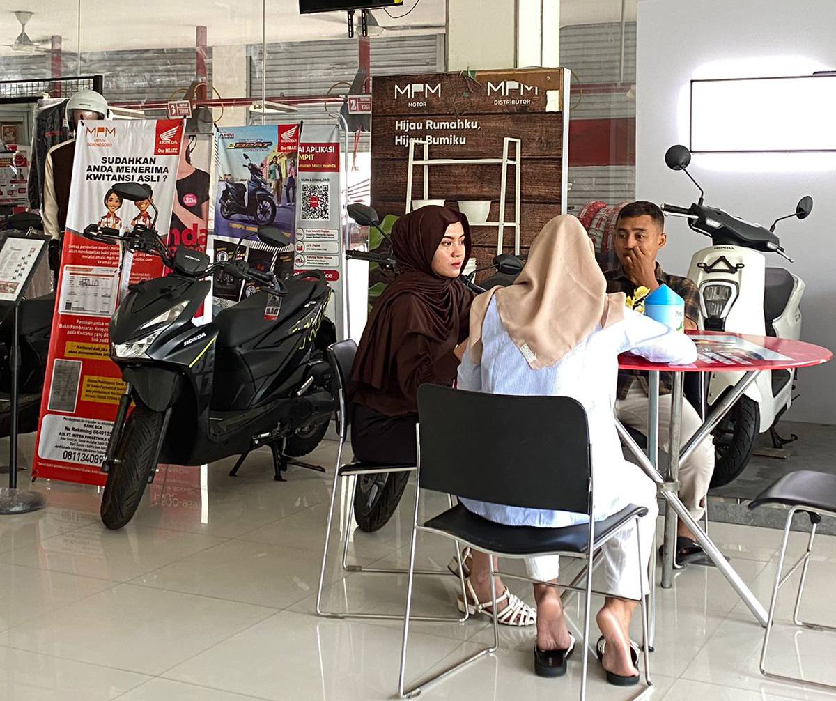 PENJUALAN MOTOR: Staf penjualan MPM Motor sedang melayani konsumen yang hendak membeli sepeda motor.