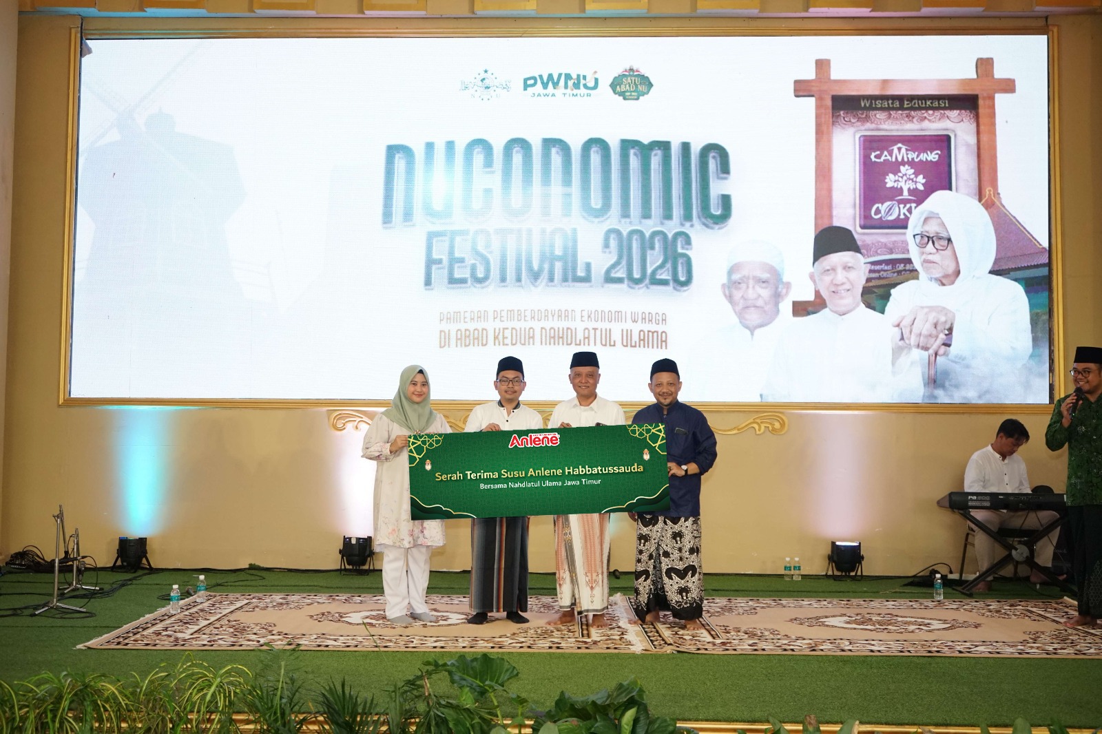 NUCONOMICS FEST: Serah terima Anlene Habbatusauda kepada NU Jatim.