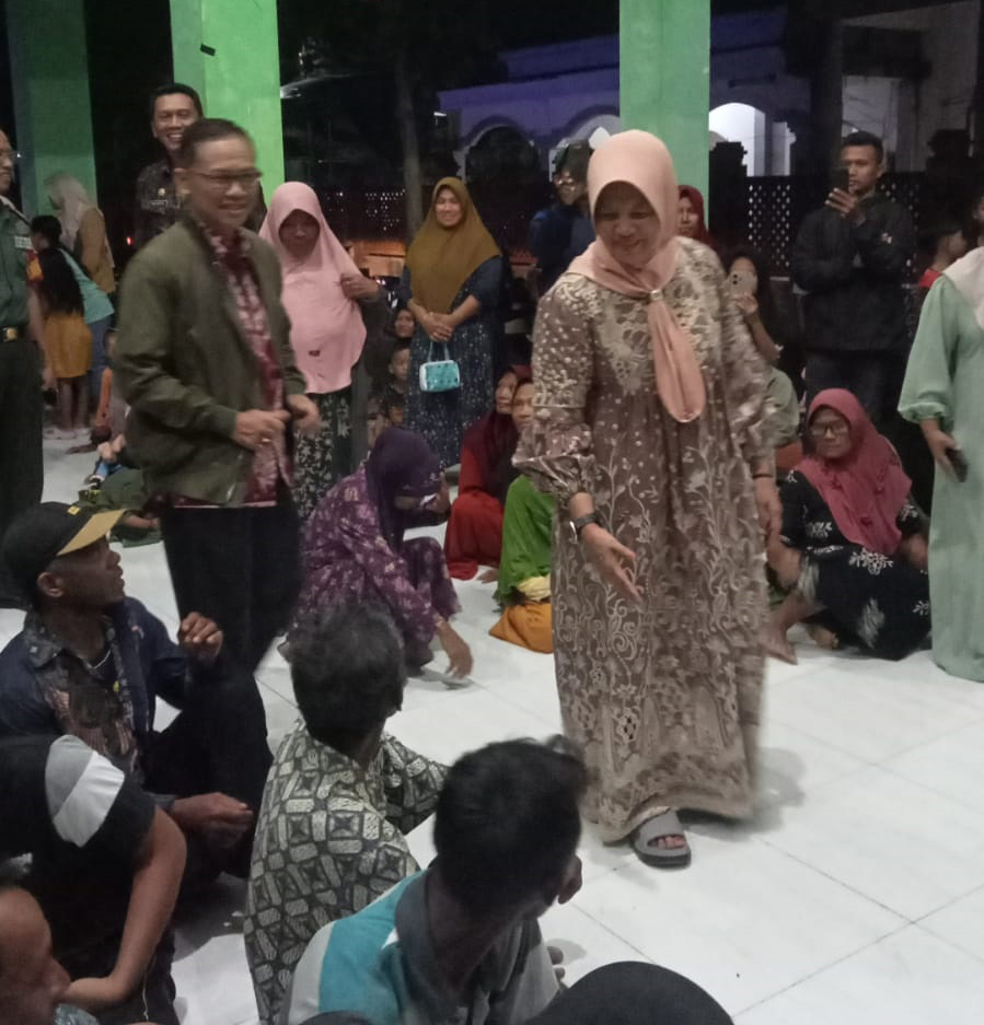 TURUN LANGSUNG: Wabup Nurul Azizah langsung turun menemui warga Desa Bandungrejo yang menagih janji pilkades PAW di balai desa setempat.