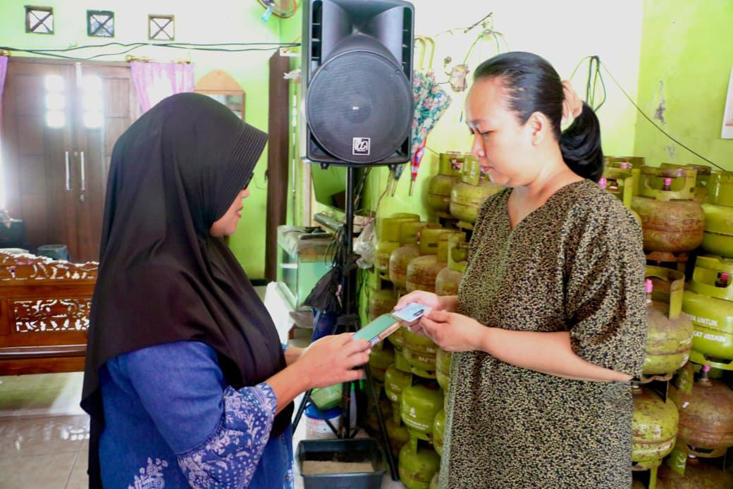 TRANSAKSI: Pembelian elpiji tiga kilogram menggunakan KTP untuk verifikasi. Guna memastikan subsidi tepat sasaran.