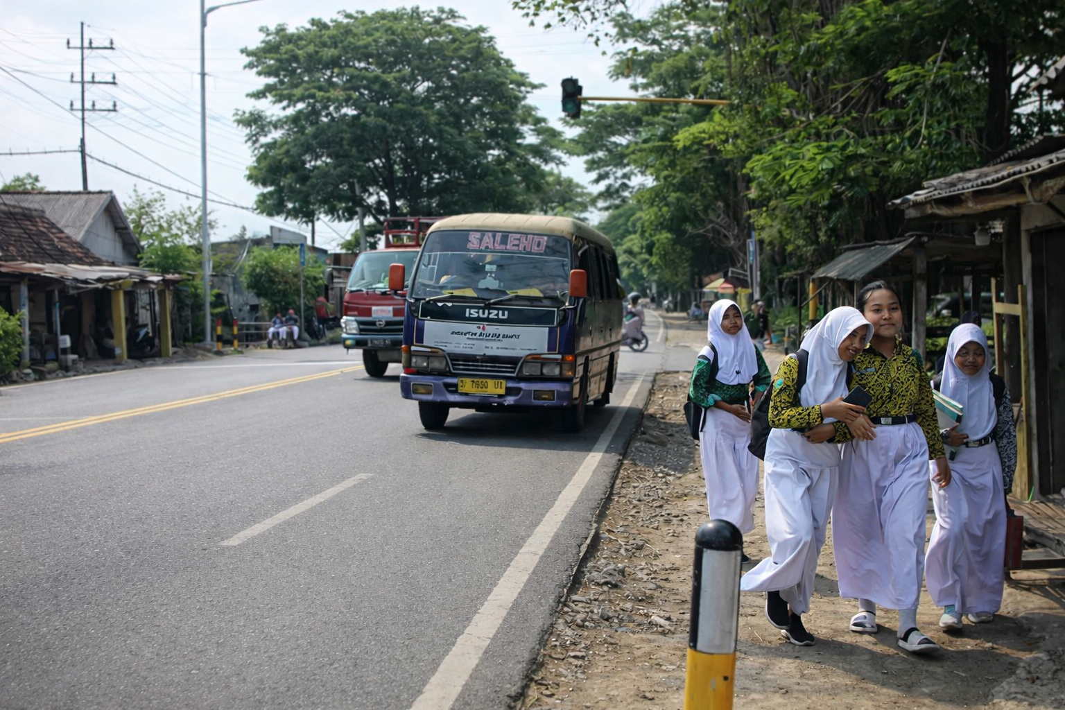 ANGKUTAN: Sekolah dan siswa menantikan angkutan pelajar gratis beroperasi kembali.