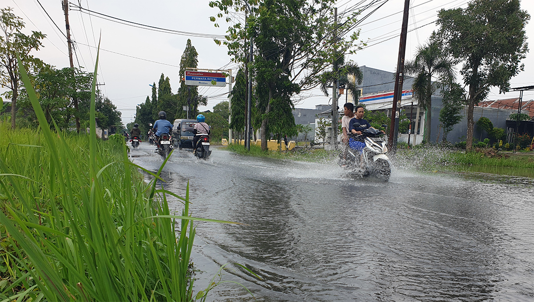 BANJIR: Jalan poros Kecamatan Kapas tergenang banjir pada Rabu lalu (11/2). Juga tercatat 568 KK rumahnya tergenang.