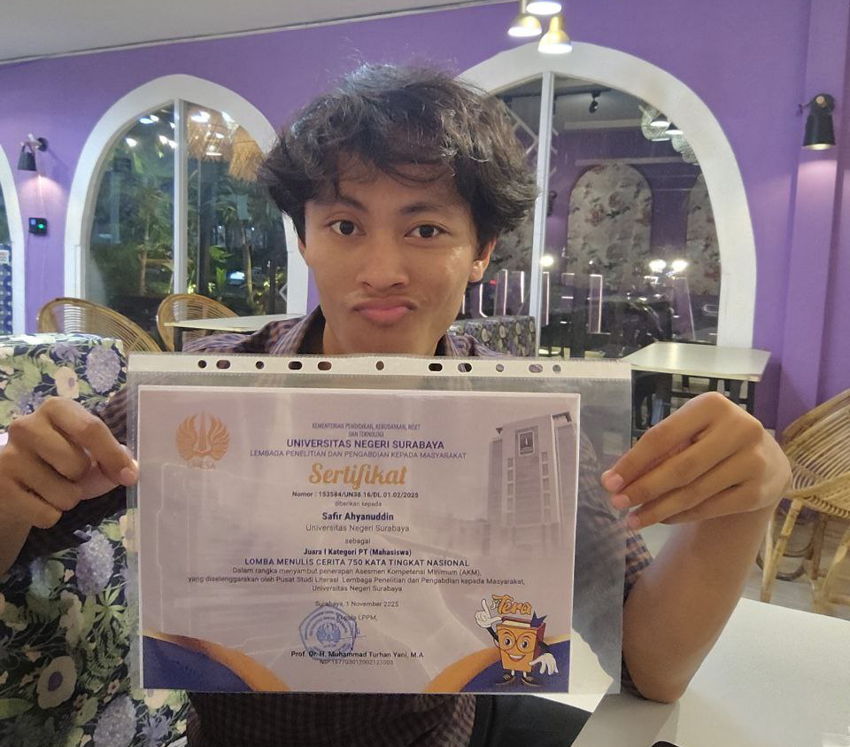 PRESTASI: Safir Ahyanuddin sabet juara 1 menulis cerpen nasional yang digelar Unesa.