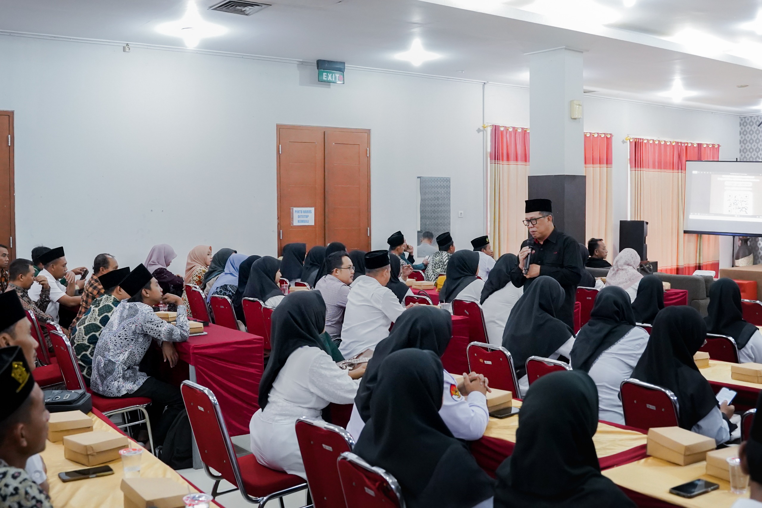 AUDIENSI: Para guru madrasah swasta wadul nasibnya ke Wakil Ketua Komisi VIII DPR RI Abidin Fikri saat audiensi di Hotel Bonero, Sabtu (14/2).