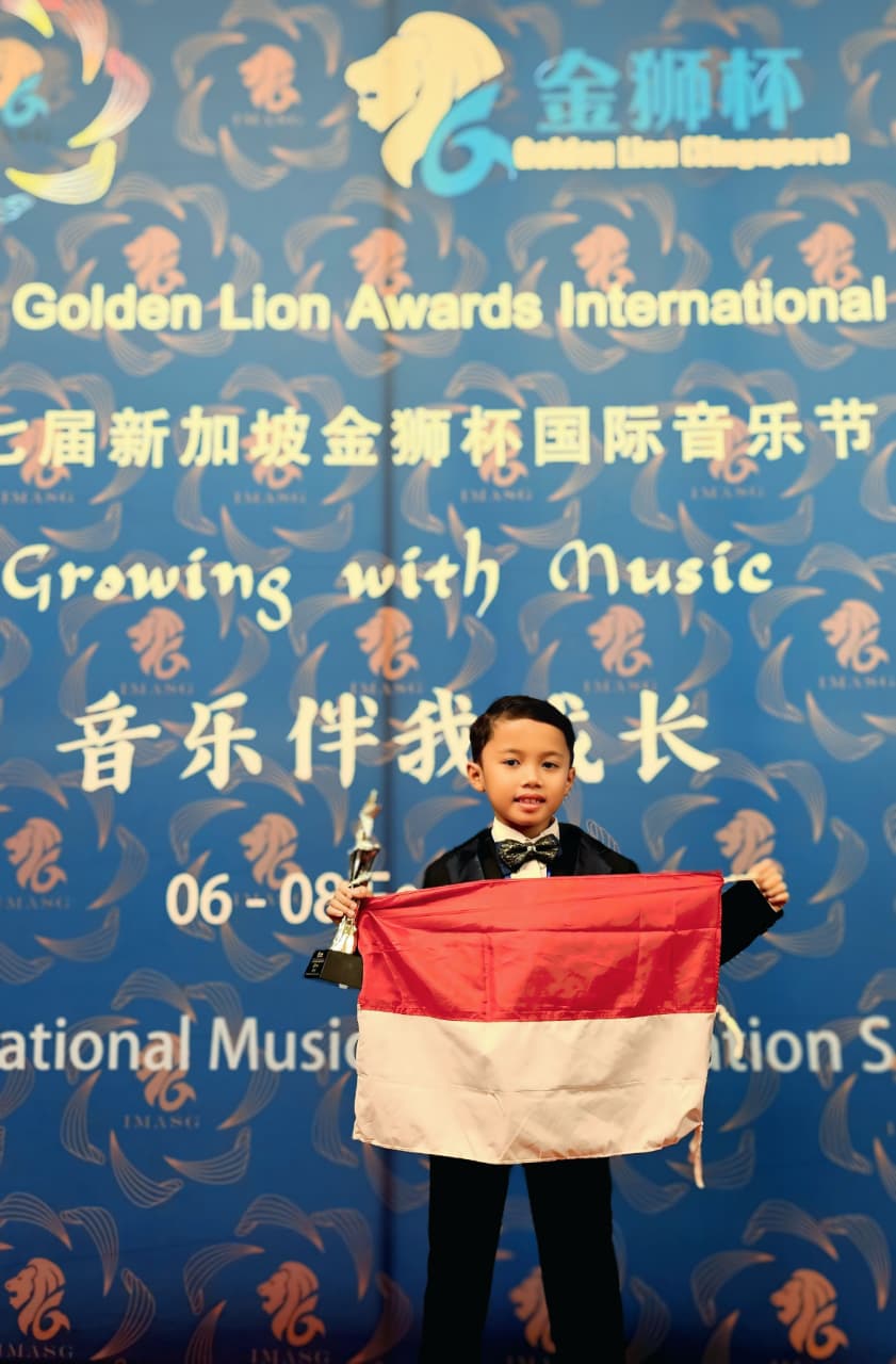 PRESTASI: Parama Hansa Abhipraya harumkan nama Bojonegoro dan Indonesia di ajang internasional dengan meraih Silver Trophy ajang lomba piano internasional di Singapura.