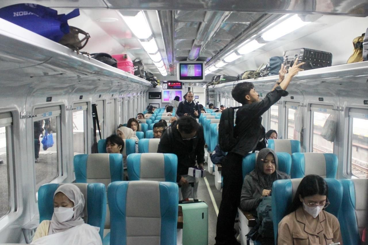 TERIMBAS MOMEN: Terjadi lonjakan penumpang KA di Stasiun Cepu saat libur Imlek dibanding hari biasa.