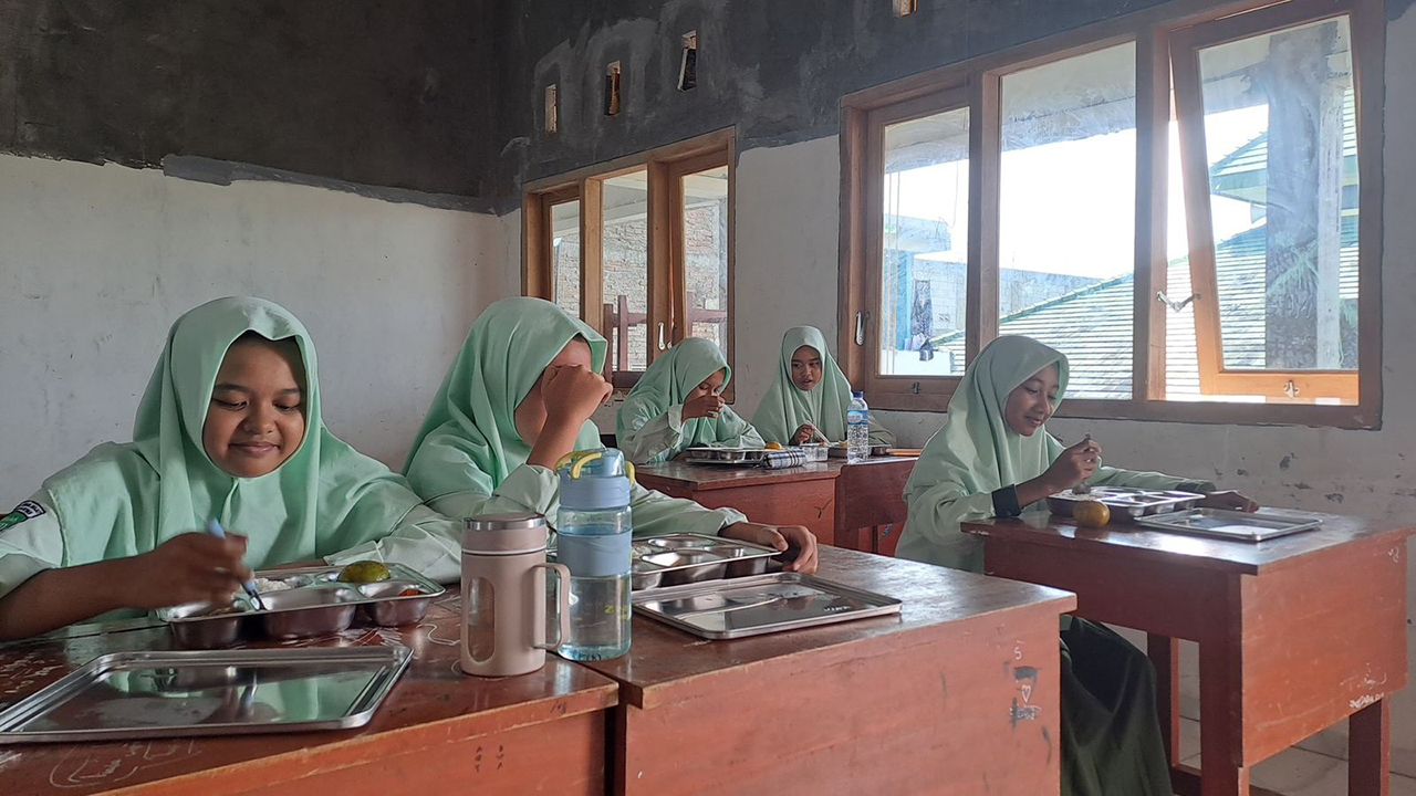 TETAP DISTRIBUSI: Siswa saat menikmati makanan bergizi yang dibiayai dari uang negara. Selama Ramadan, dipastikan distribusi tetap berjalan.