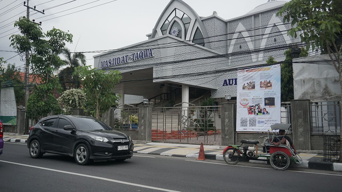 PERSIAPAN: Masjid Attaqwa bersiap digunakan salat tarawih berjamaah.