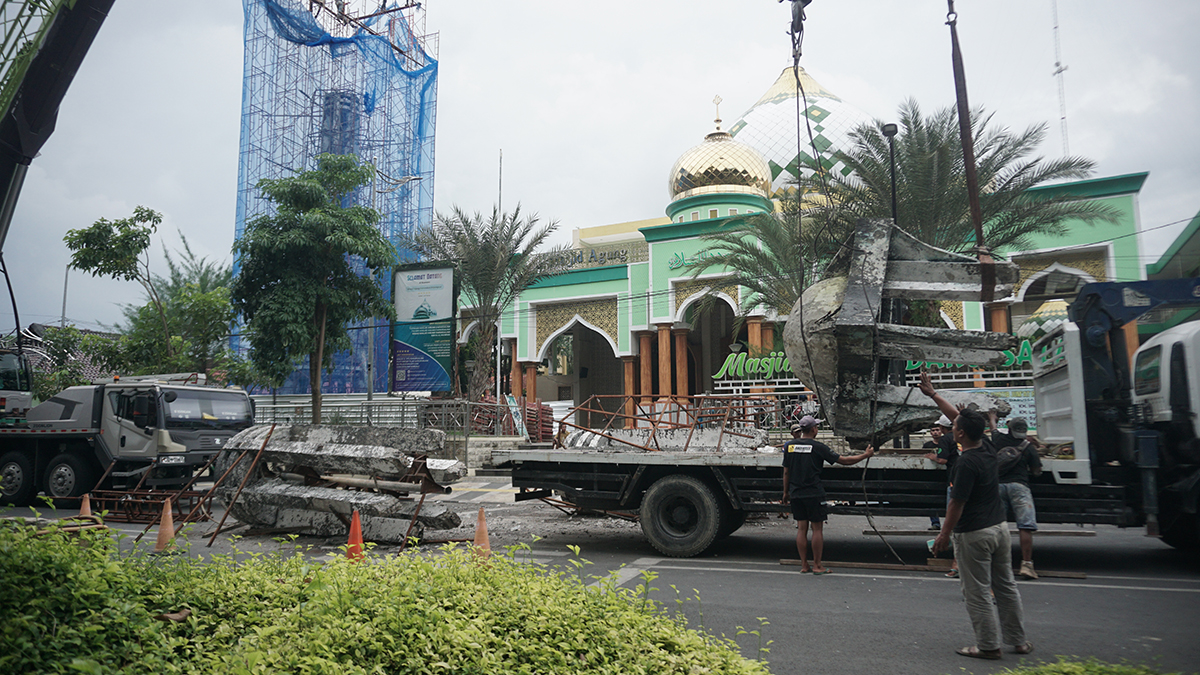 DIROBOHKAN: Menara Masjid Agung Darussalam Bojonegoro dirobohkan, belum dipastikan anggaran pembangunan ulang.