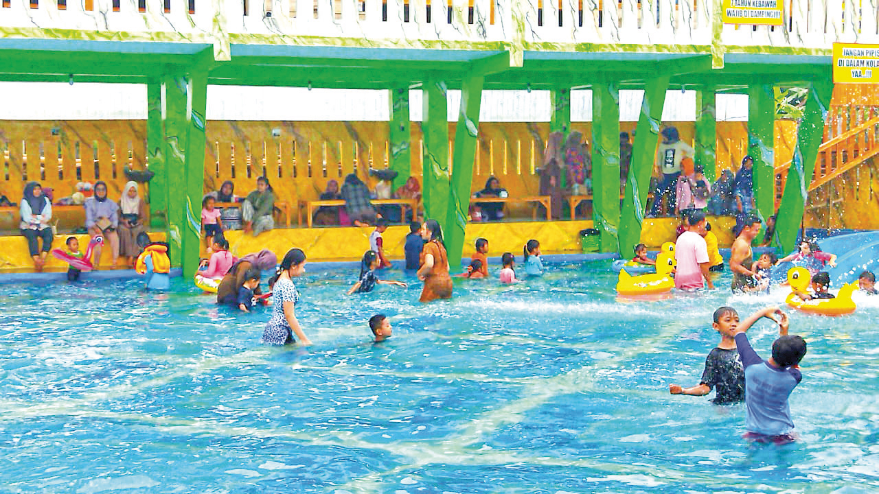 MENIKMATI LIBURAN: Kolam renang di Wisata Rakyat Sendang Kamulyan dipenuhi anak-anak.