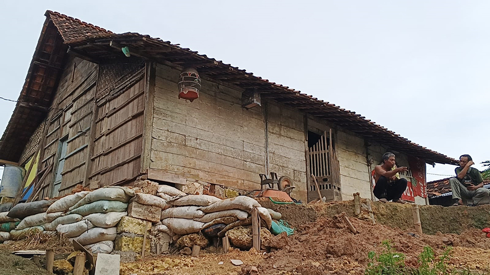 TERDAMPAK: Sejumlah rumah warga terdampak tanah ambles di Desa Buluroto, Kecamatan Banjarejo yang hingga kini masih terus bergerak.