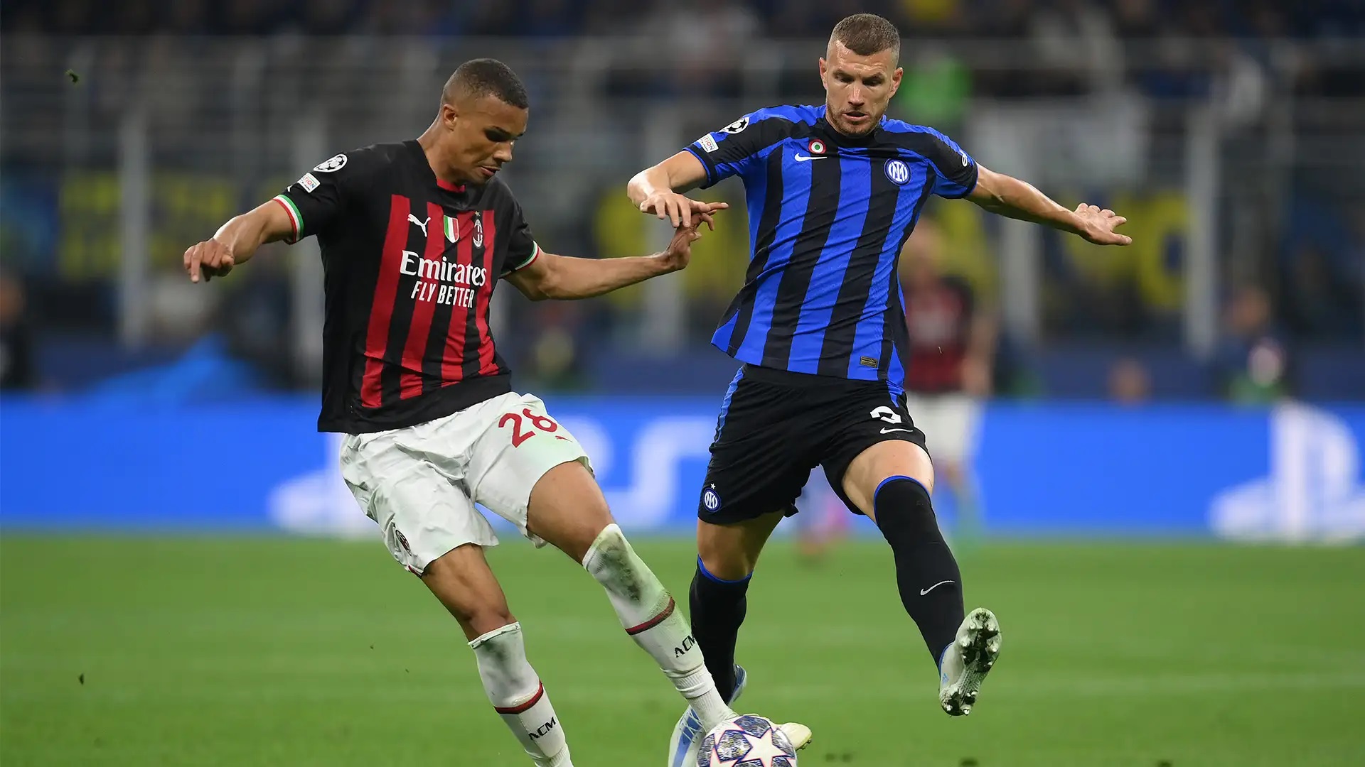RIVALITAS: Perebutan posisi puncak Serie A antara Inter Milan dan AC Milan.