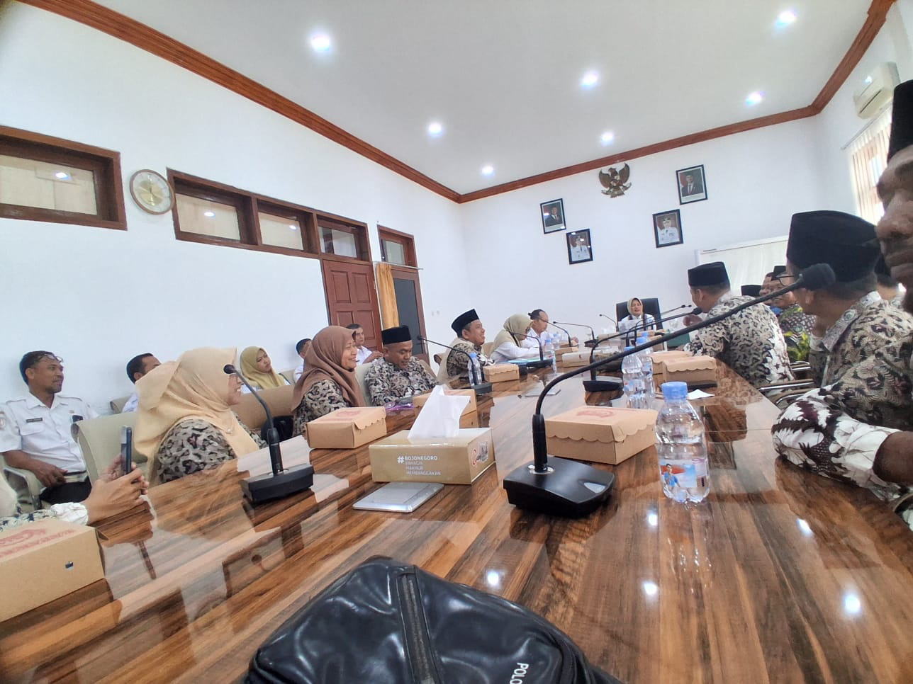 SAMPAIKAN ASPIRASI: FGSNI Bojonegoro mendesak  pemkab mengalokasikan insentif atau tambahan penghasilan di anggaran pendapatan dan belanja daerah (APBD) saat audiensi dengan Wabup Nurul Azizah,