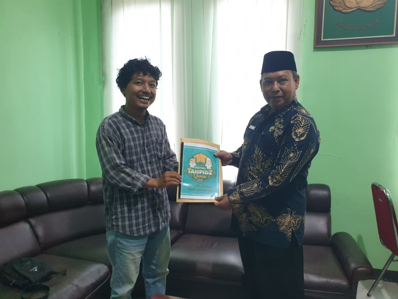 DUKUNGAN: Plt Kasubag TU Kemenag Bojonegoro Sholihul Hadi (kanan) menerima proposal Festival Tahfidz Quran Radar Bojonegoro 2026, Kamis (19/2).