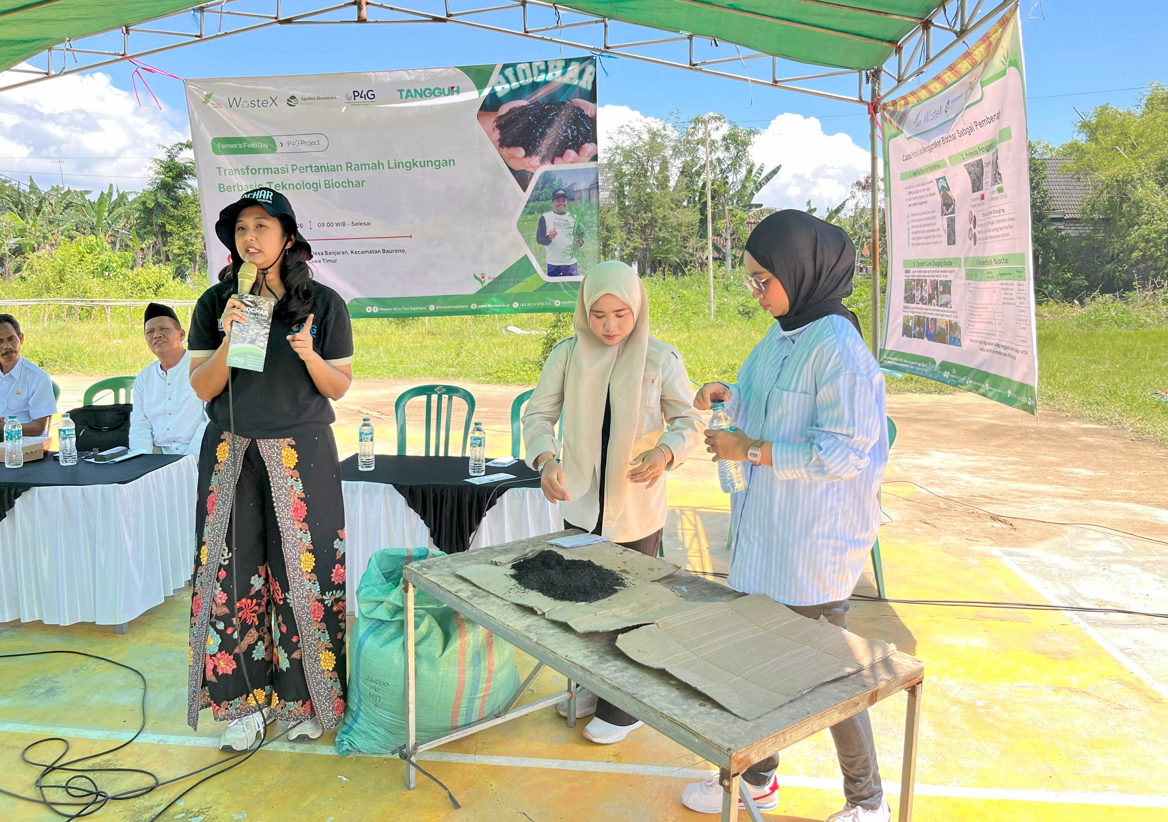 Demonstrasi aktivasi biochar oleh Yayasan Agathis Dammara (AdaKarbon), WasteX, dan Yayasan Bina Tani Sejahtera (YBTS).