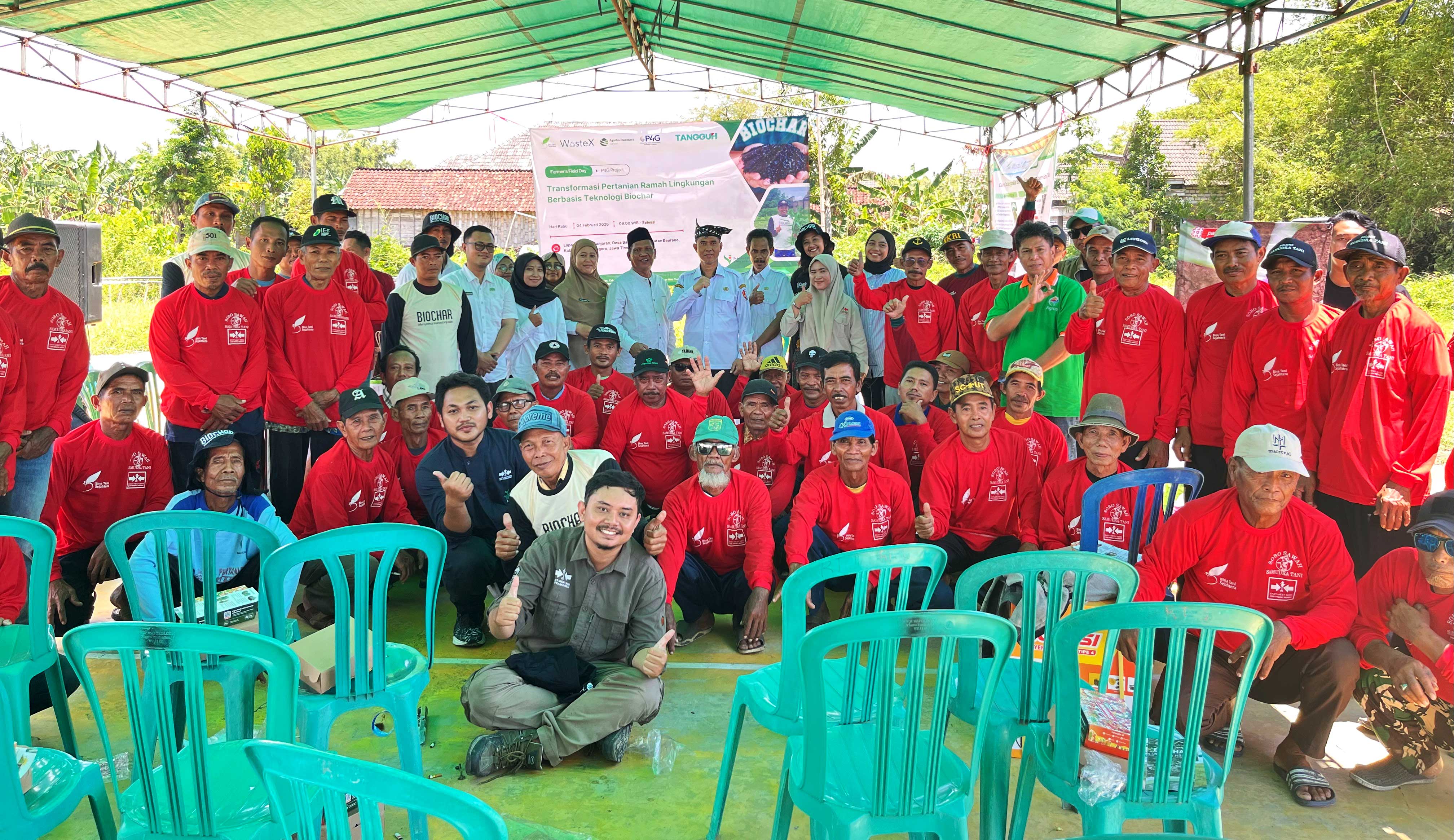 Petani Desa Banjaran, Kecamatan Baureno, Kabupaten Bojonegoro antusias berdiskusi tentang biochar.