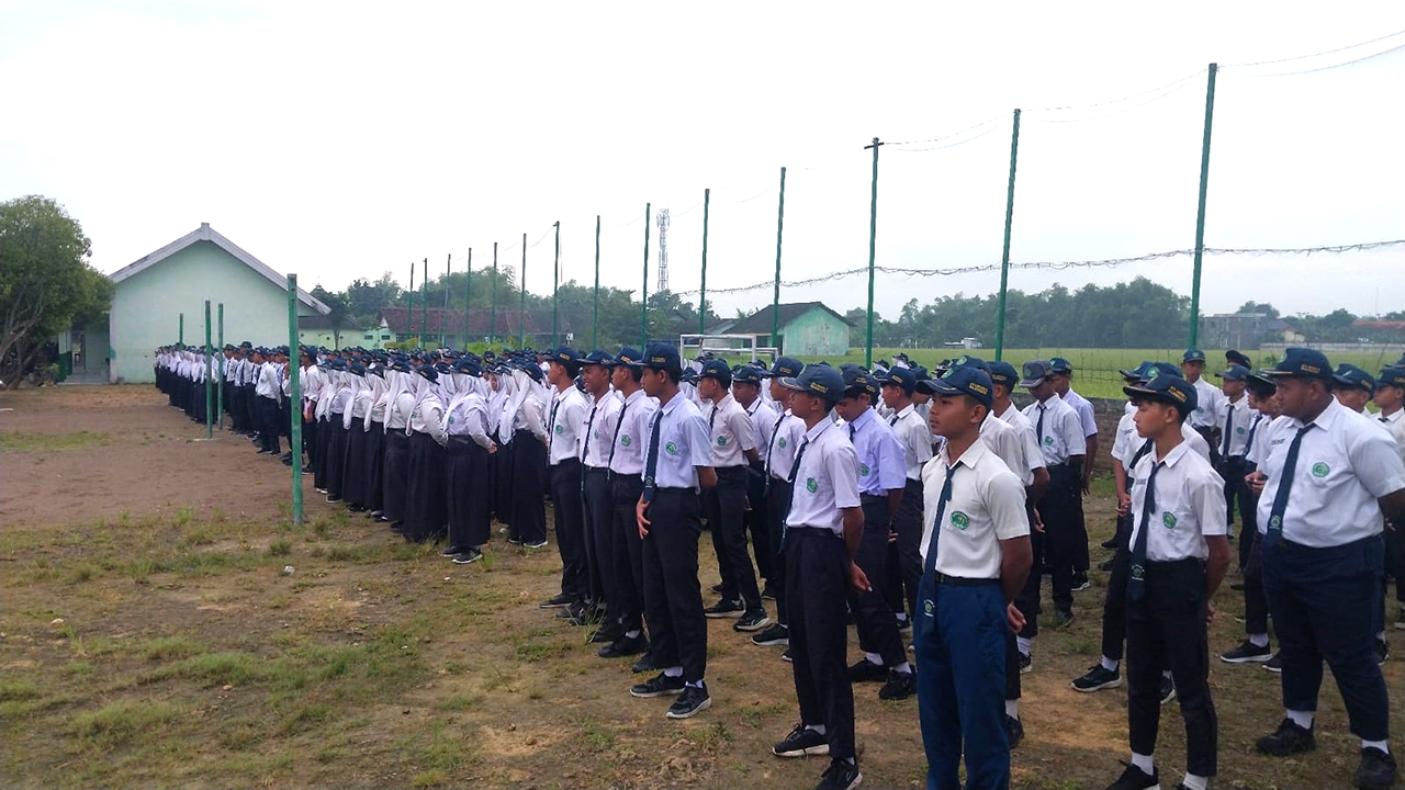 AKADEMIK: Siswa MTsN 5 Bojonegoro menjalani upacara rutin setiap pekan. Senin (23/2), siswa mulai menjalani simulasi, sebagai salah satu tahapan tes kemampuan akademik (TKA).
