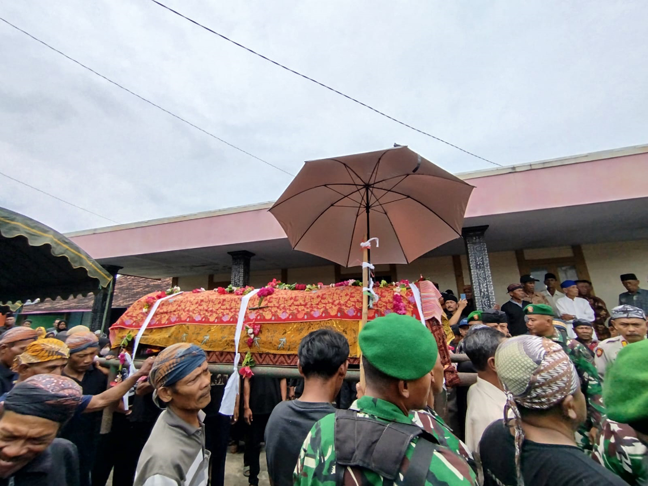 DIMAKAMKAN : Pemakaman jenazah mbah Pramugi di Desa Sambong, Kecamatan Sambong Blora. 