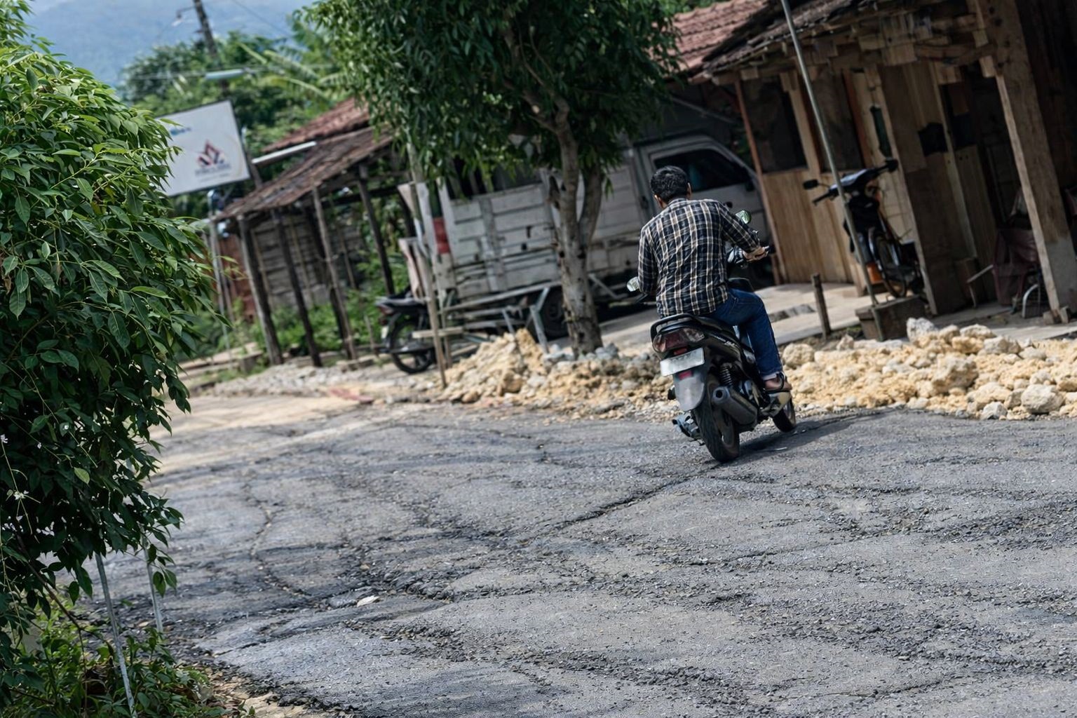 AKSI NEKAT: Aksi Agus Sutrisno yang nekat melintas jalan yang masih dicor dan belum kering.