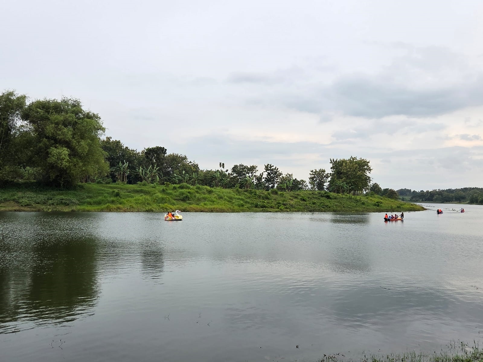 MEMANJAKAN PANDANGAN: Wisatawan saat naik perahu di Waduk Sonorejo di Desa Sonorejo, Kecamatan Padangan. Mulai diperesiapkan open trip untuk liburan Lebaran mendatang.