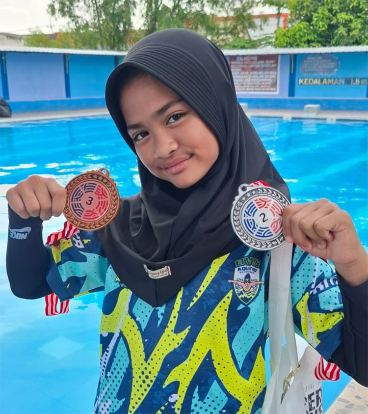 JUARA: Azalea Melody Surya pada 2025 meraih Juara 3 Team Sprint 500 meter KU CD dan Juara 3 Speed 500 meter+D KU C Liga 2 dalam Rocket Rollers Series antarclub se-Jawa Timur. 