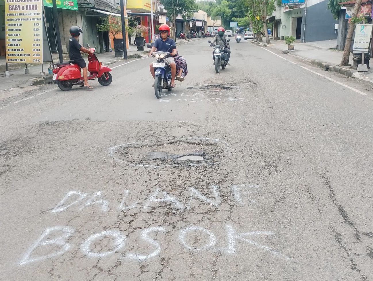 CORETAN: Aksi vandalisme berupa coretan di atas jalan aspal wilayah Blora Kota yang rusak.