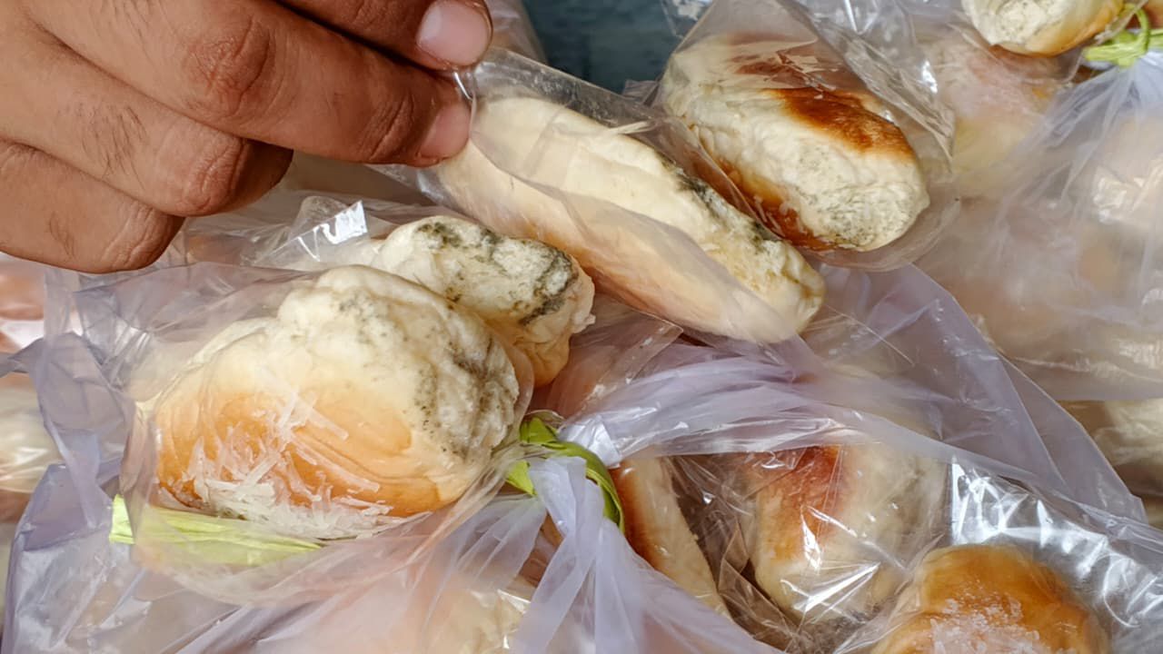 KEDALUWARSA: Roti-roti MBG yang diduga kedaluwarsa alias berjamur.
