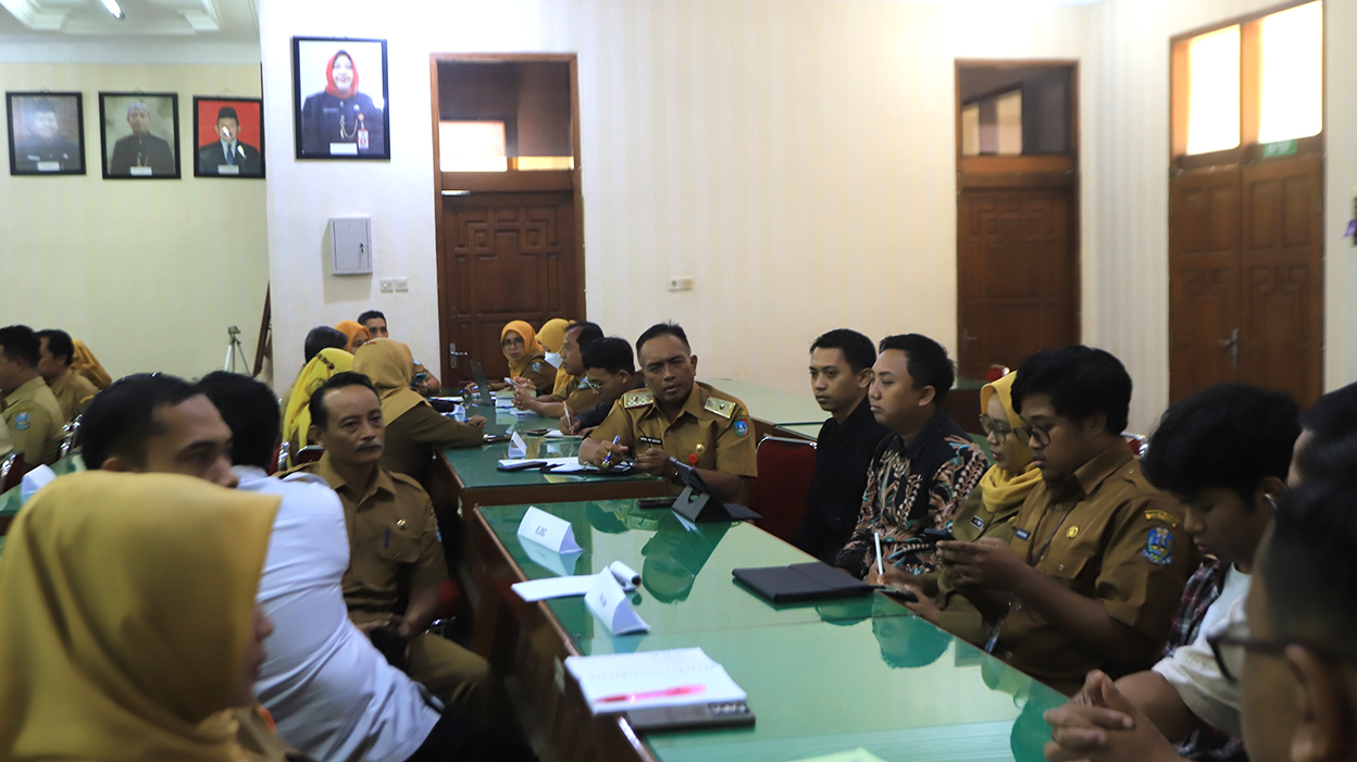 DISKUSI: Peserta FKP Renja 2027 sedang diskusi di Bakorwil kemarin, merumuskan sinergisitas antarkabupaten.